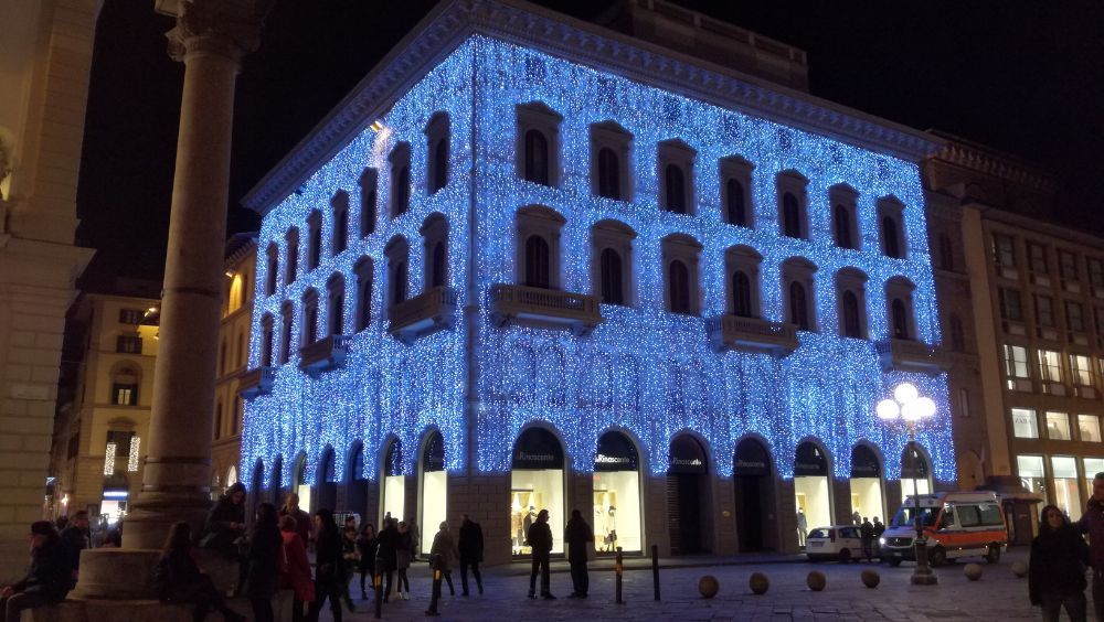edificio illuminato esternamente