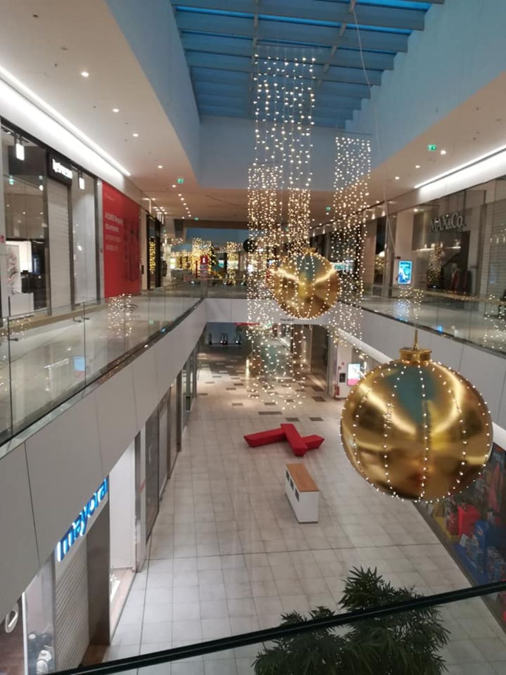 centro commerciale con faretti sul tetto