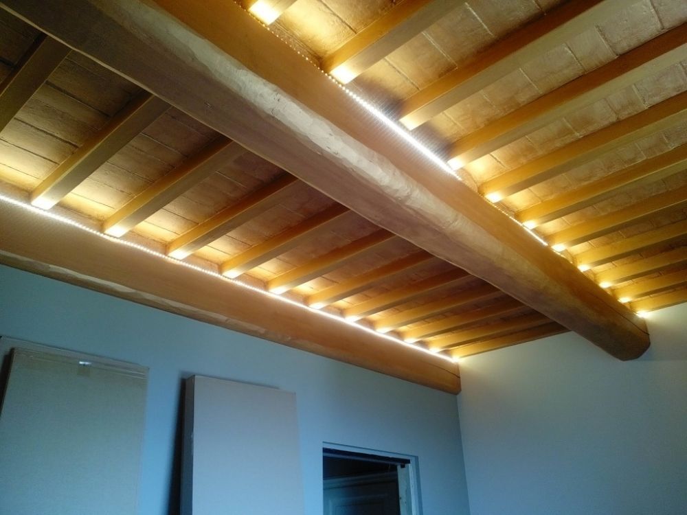 illuminazione led sul tetto in legno
