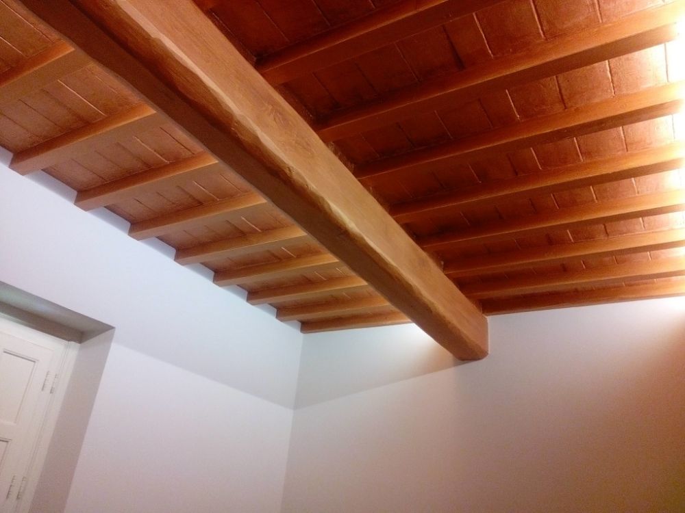 tetto in legno con faretti