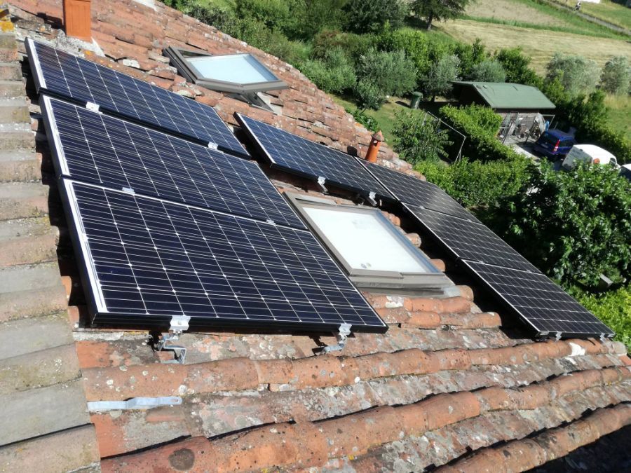 pannelli solari sul tetto di una casa