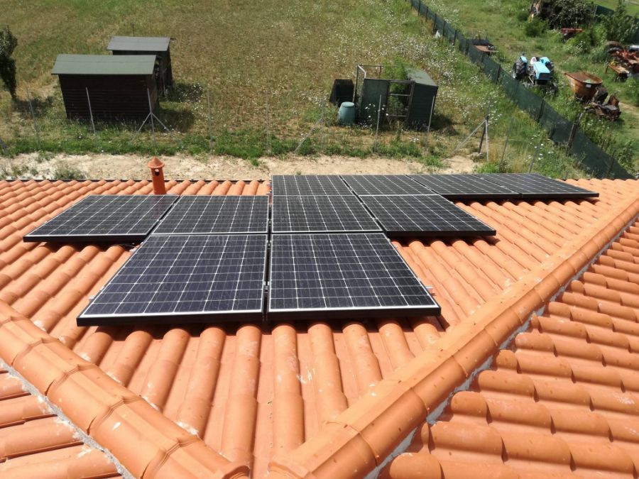 dettaglio pannelli solari sul tetto di una casa