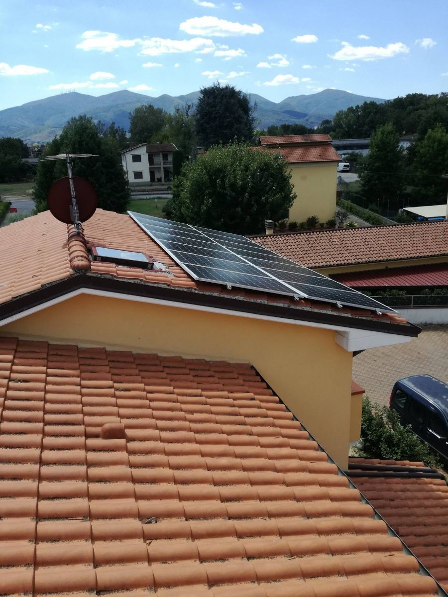 pannelli solari sul tetto di una abitazione