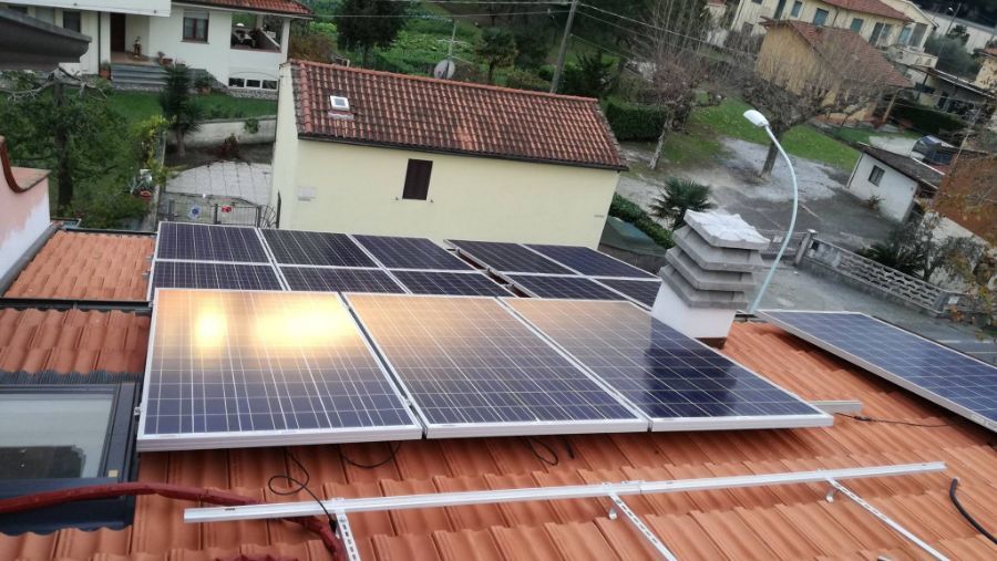 pannelli fotovoltaici sul tetto di una casa