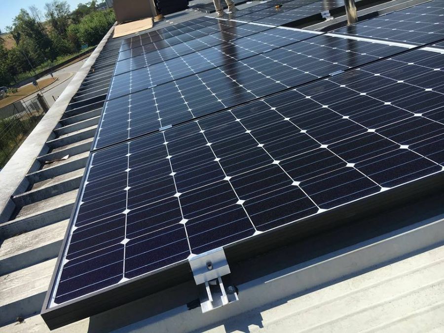 pannelli fotovoltaici installati sul tetto di una abitazione