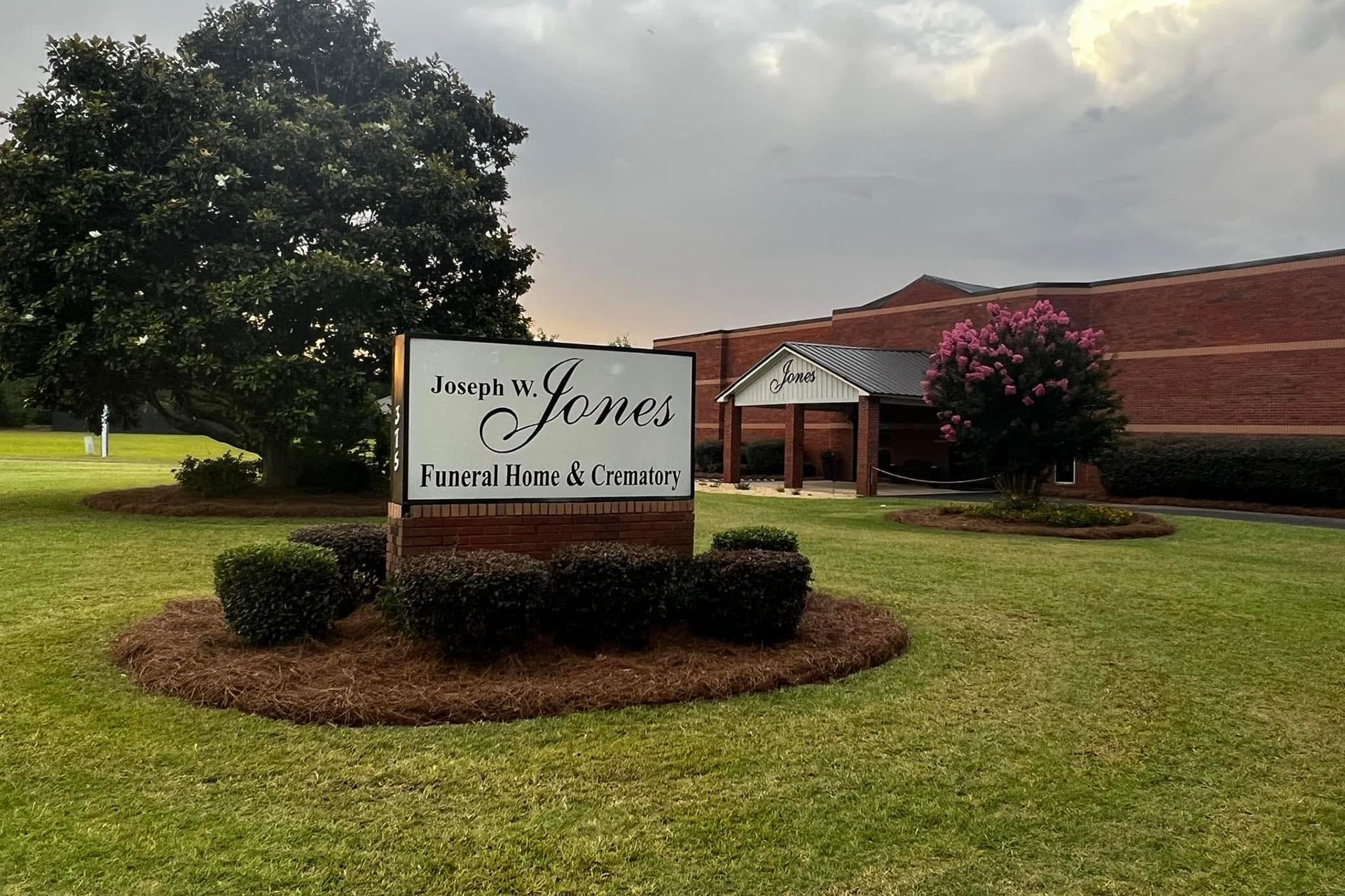 A sign in front of a building that says jones