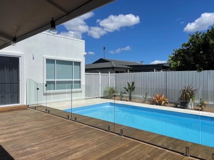 Glass fence for Oval Pool