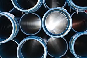 Un montón de tubos azules apilados uno encima del otro.