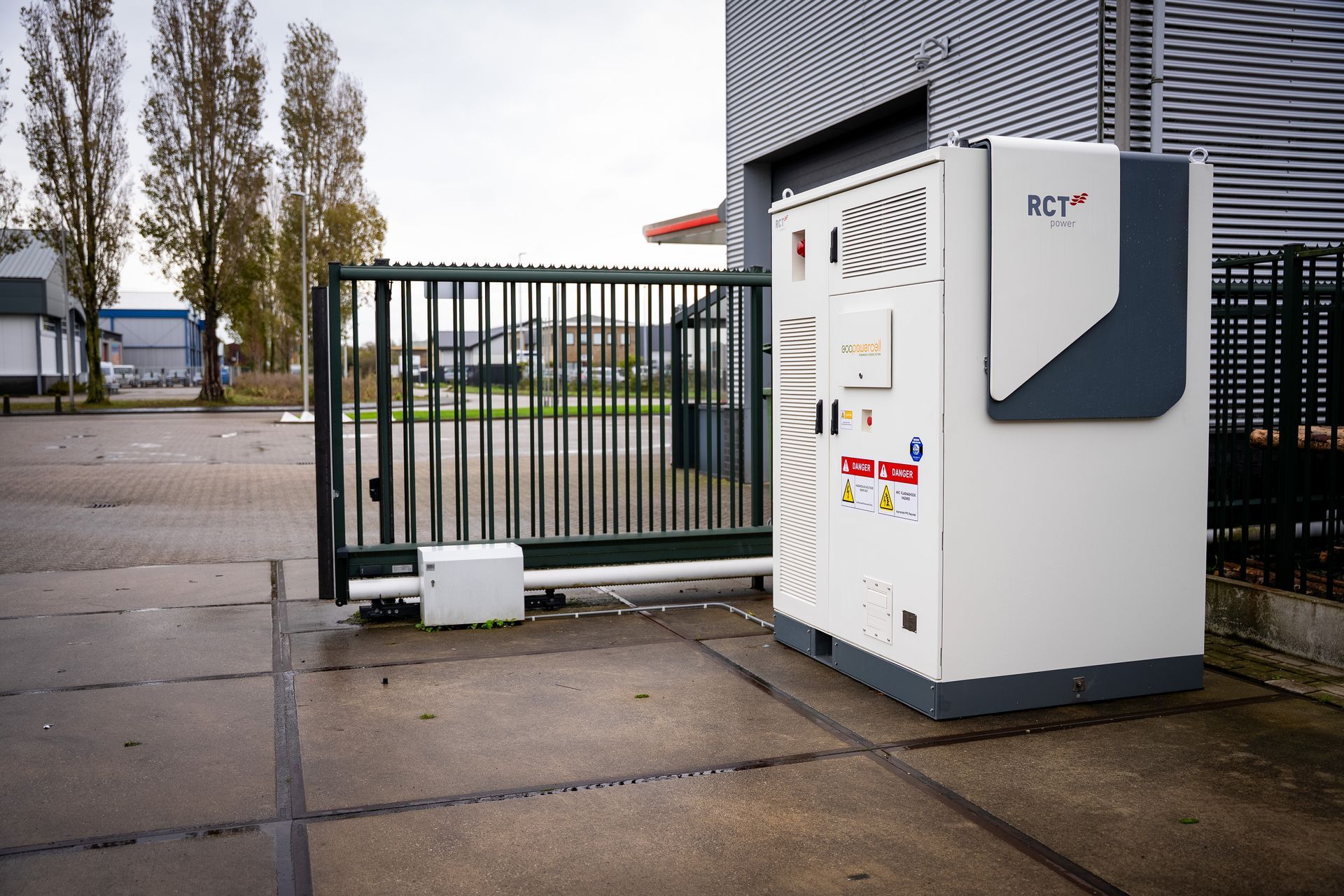 Twee witte dozen staan bovenop een weelderig groen veld.