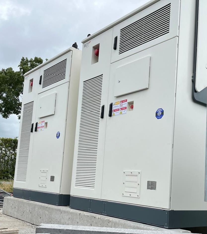 Twee witte dozen staan ​​bovenop een weelderig groen veld.