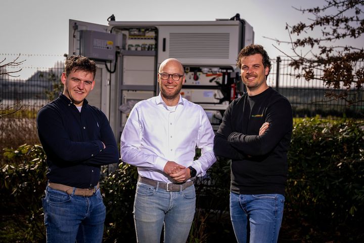 Een rij zonnepanelen ligt bovenop een weelderig groen veld.