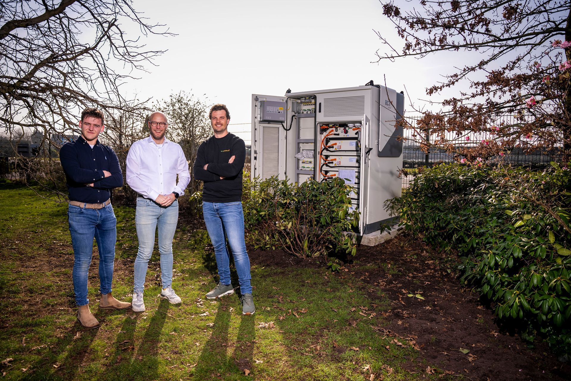 Een rij zonnepanelen ligt bovenop een weelderig groen veld.