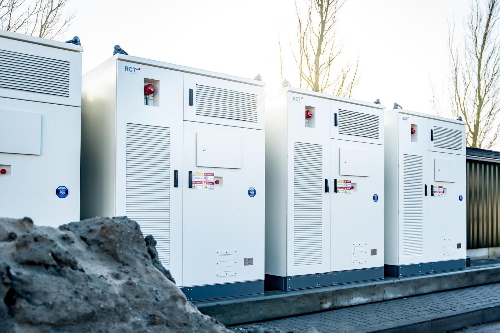 Een groot wit en blauw gebouw met de woorden 'energieopslag' erop geschreven.
