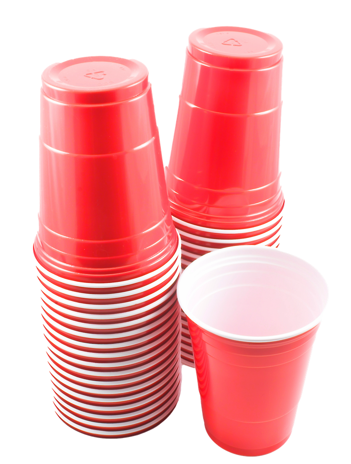 Una pila de vasos de plástico rojos con un vaso blanco en el medio.