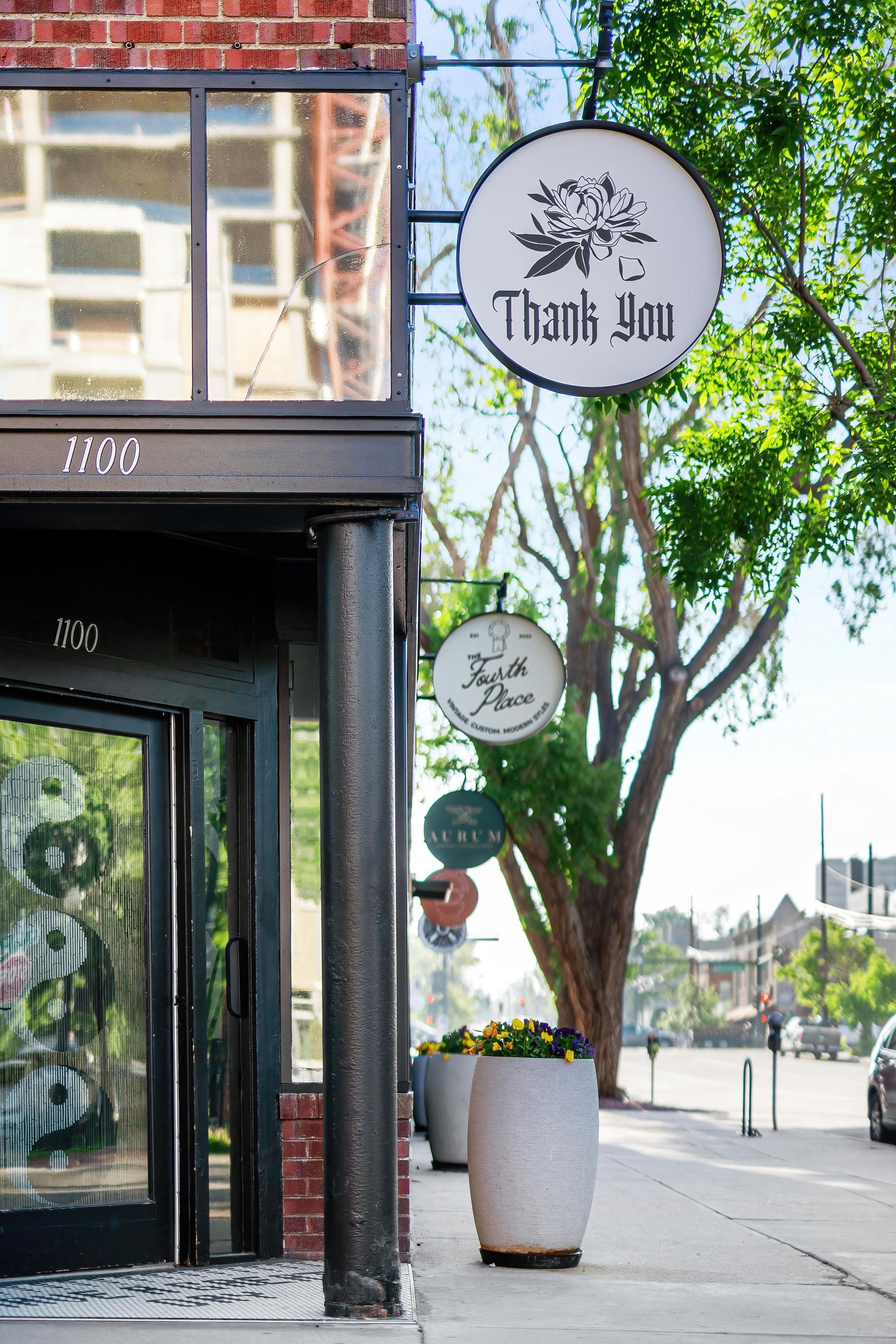 Building with round signs: 