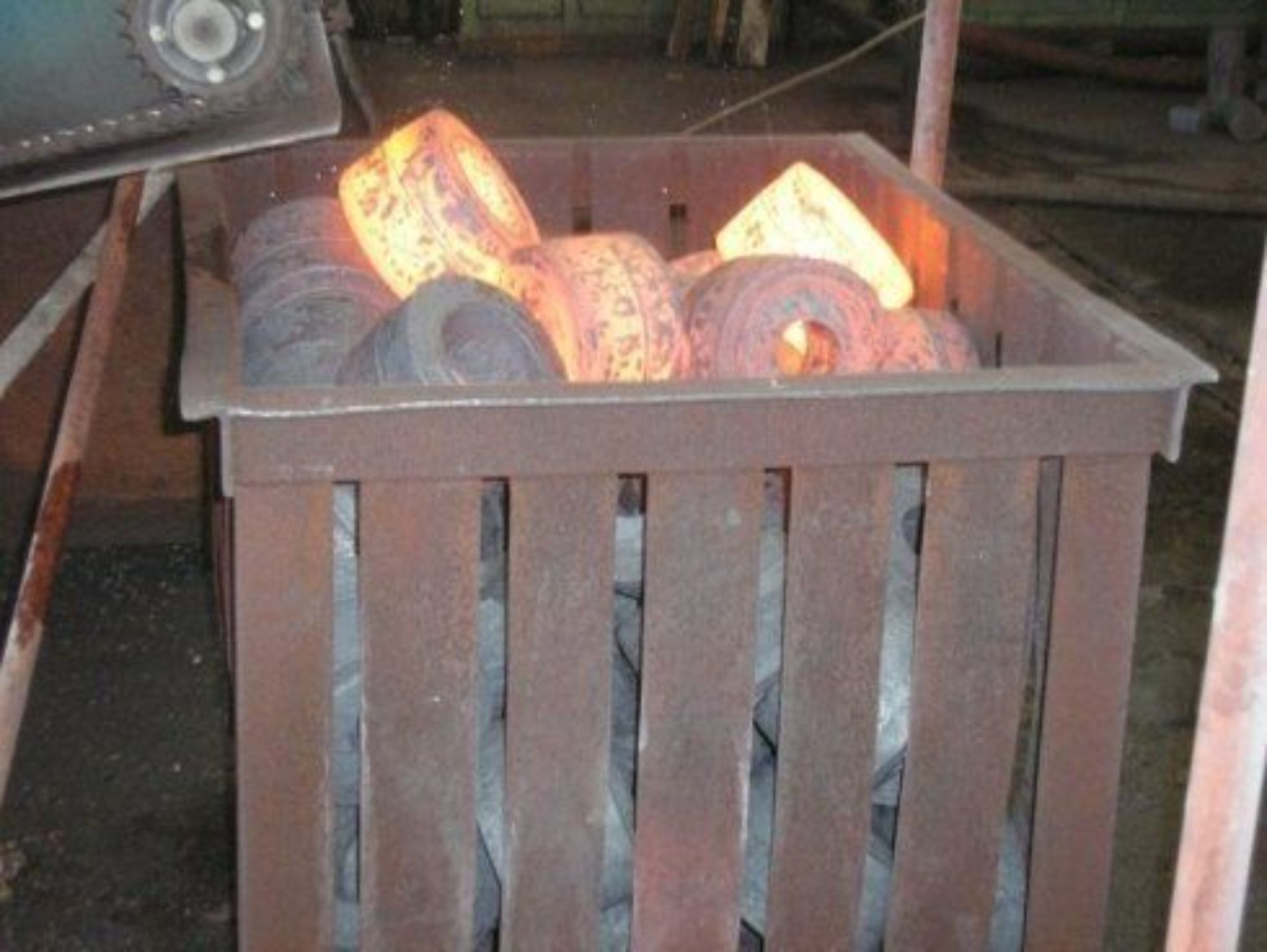 métaux en phase de forgeage