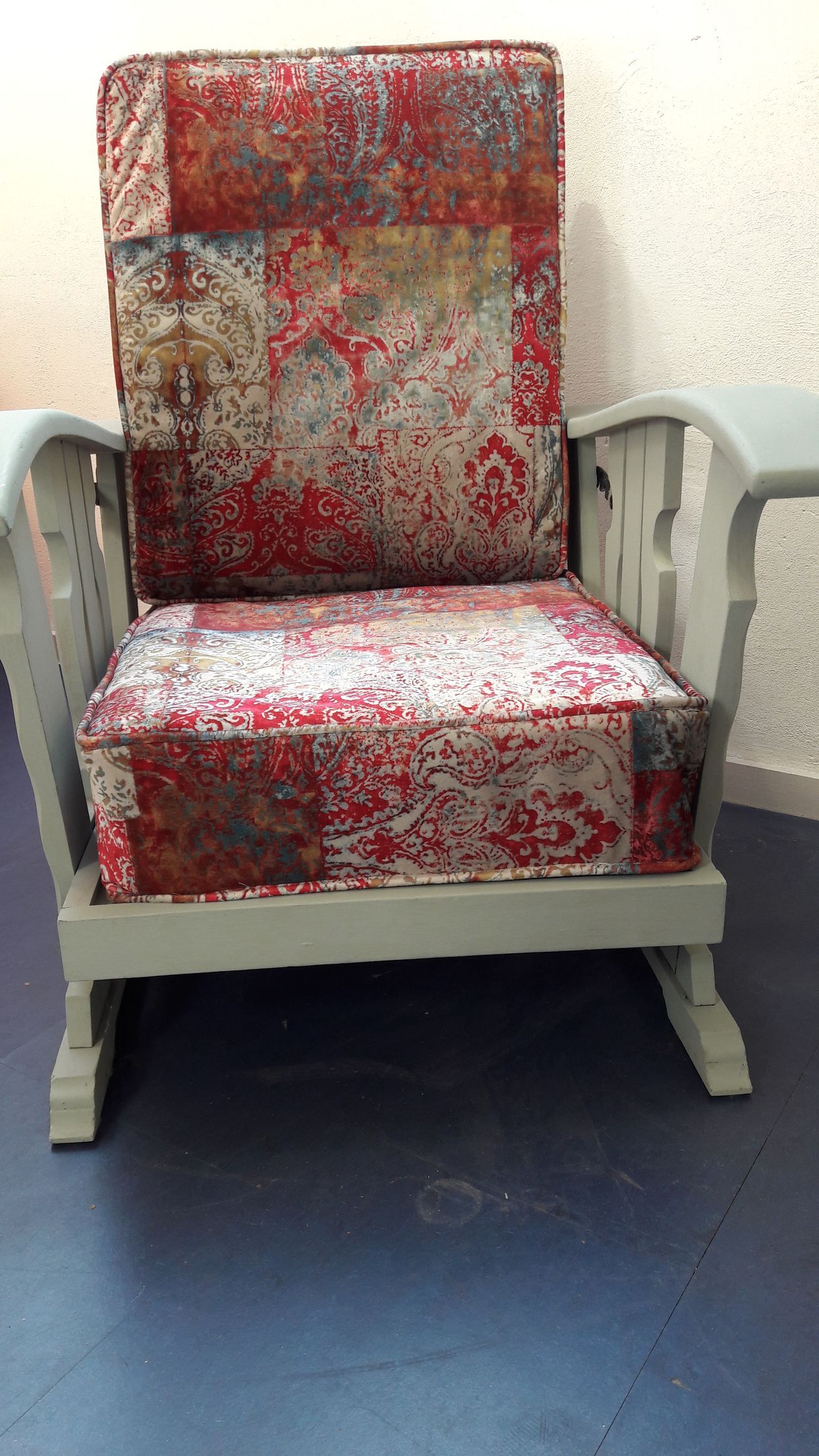 grijze stoel met rode fleurige print

