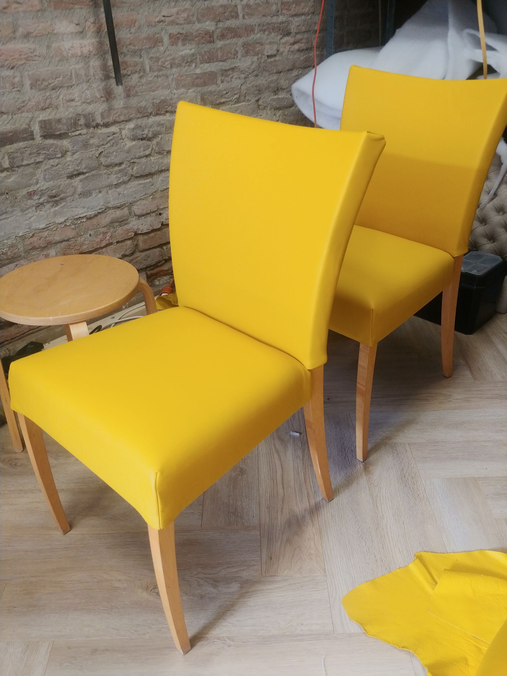 nieuwe gele gestoffeerde stoel