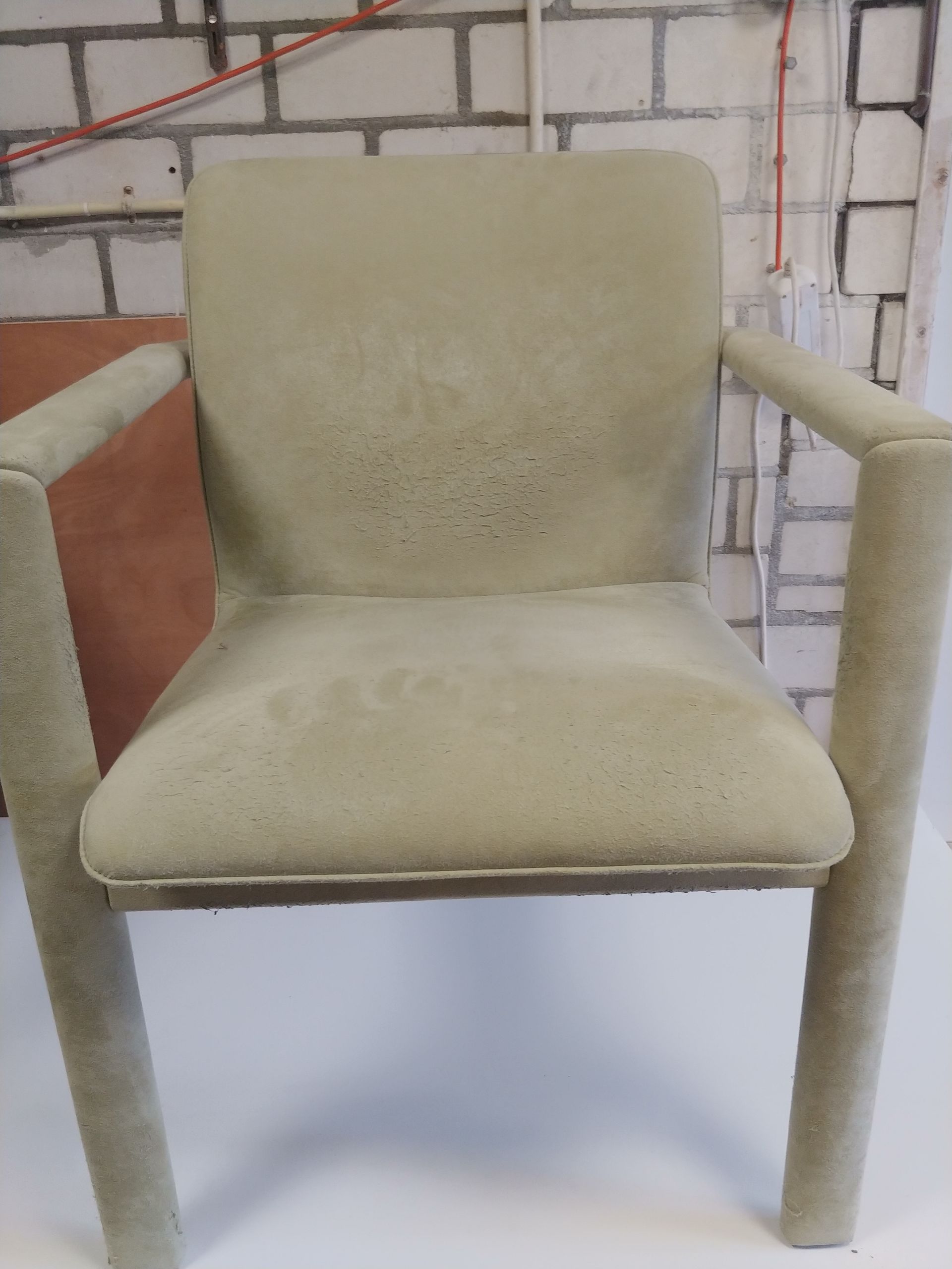 Oude gestoffeerde stoel beige