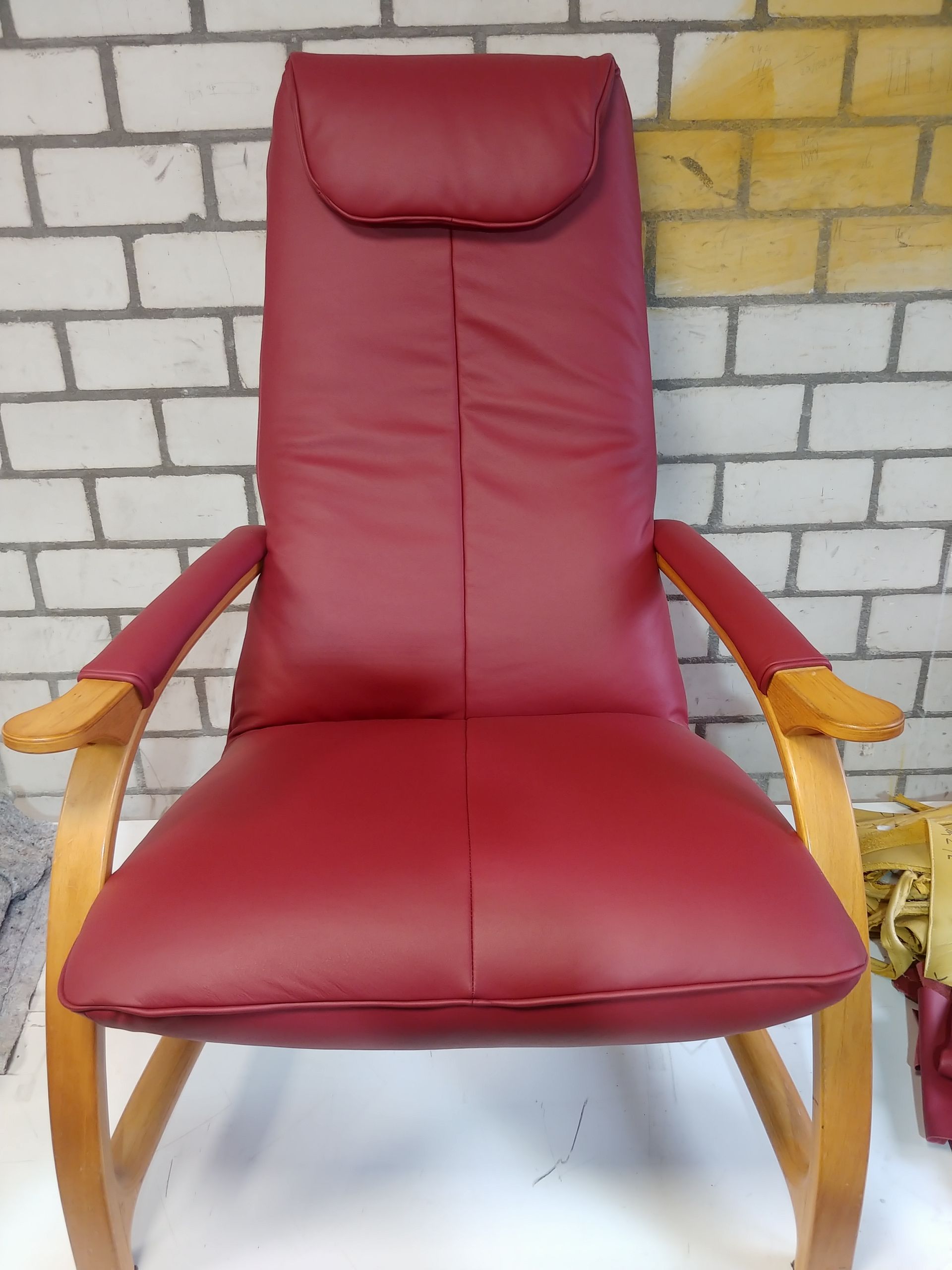 Nieuwe rode gestoffeerde stoel