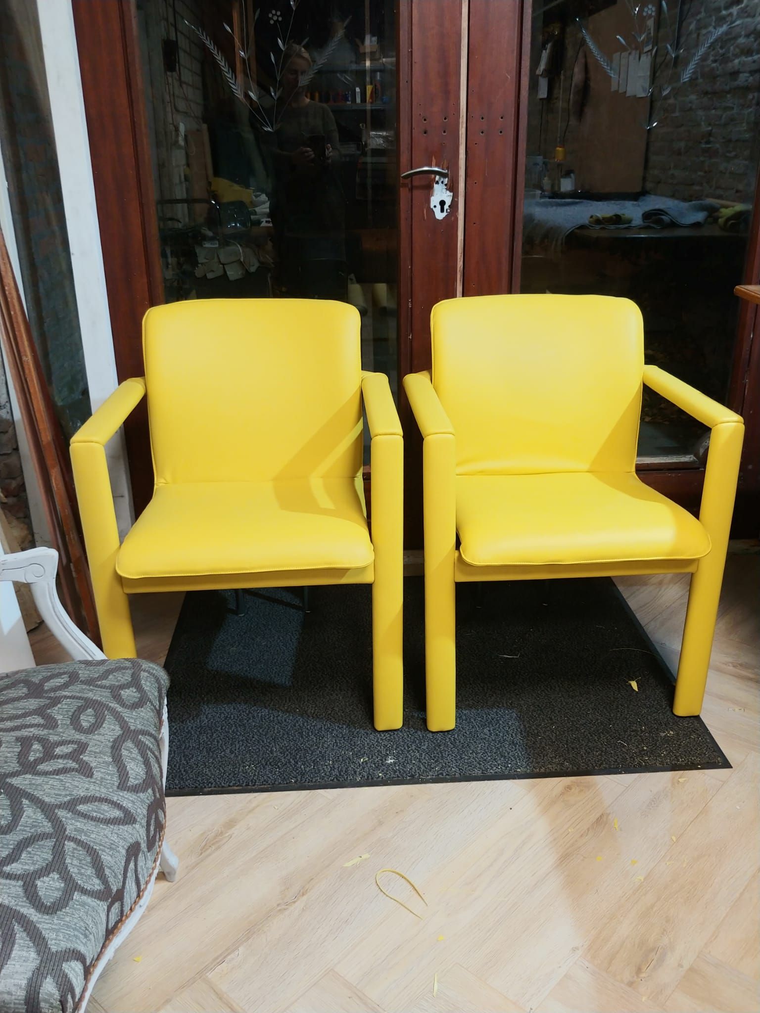 Nieuwe gele gestoffeerde stoel