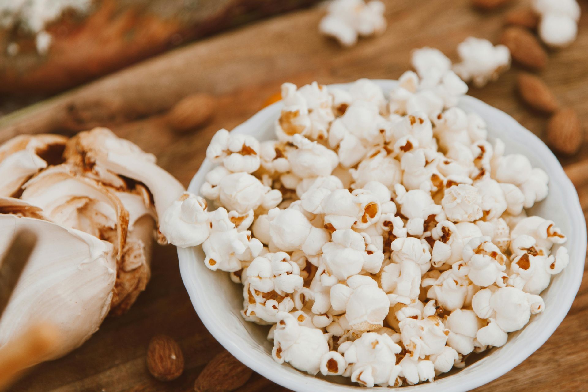 close up picture of popcorns in a bowl