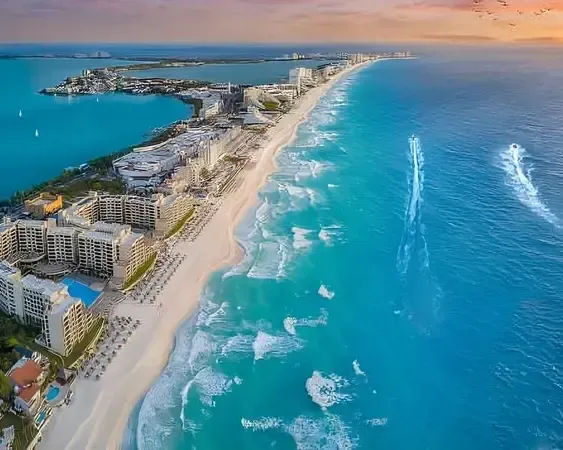 Un cartel en una playa que dice Cancún.