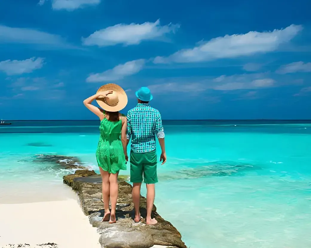 Un castillo en la cima de una colina con vistas al océano.