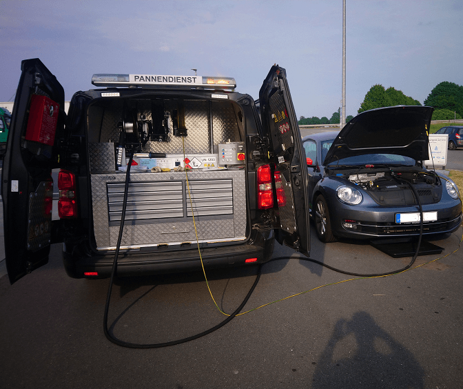 Ein Lieferwagen mit der Aufschrift „Pannendienst“ in Düsseldorf, falsch getankt - Kraftstoff wird abgesaugt. 