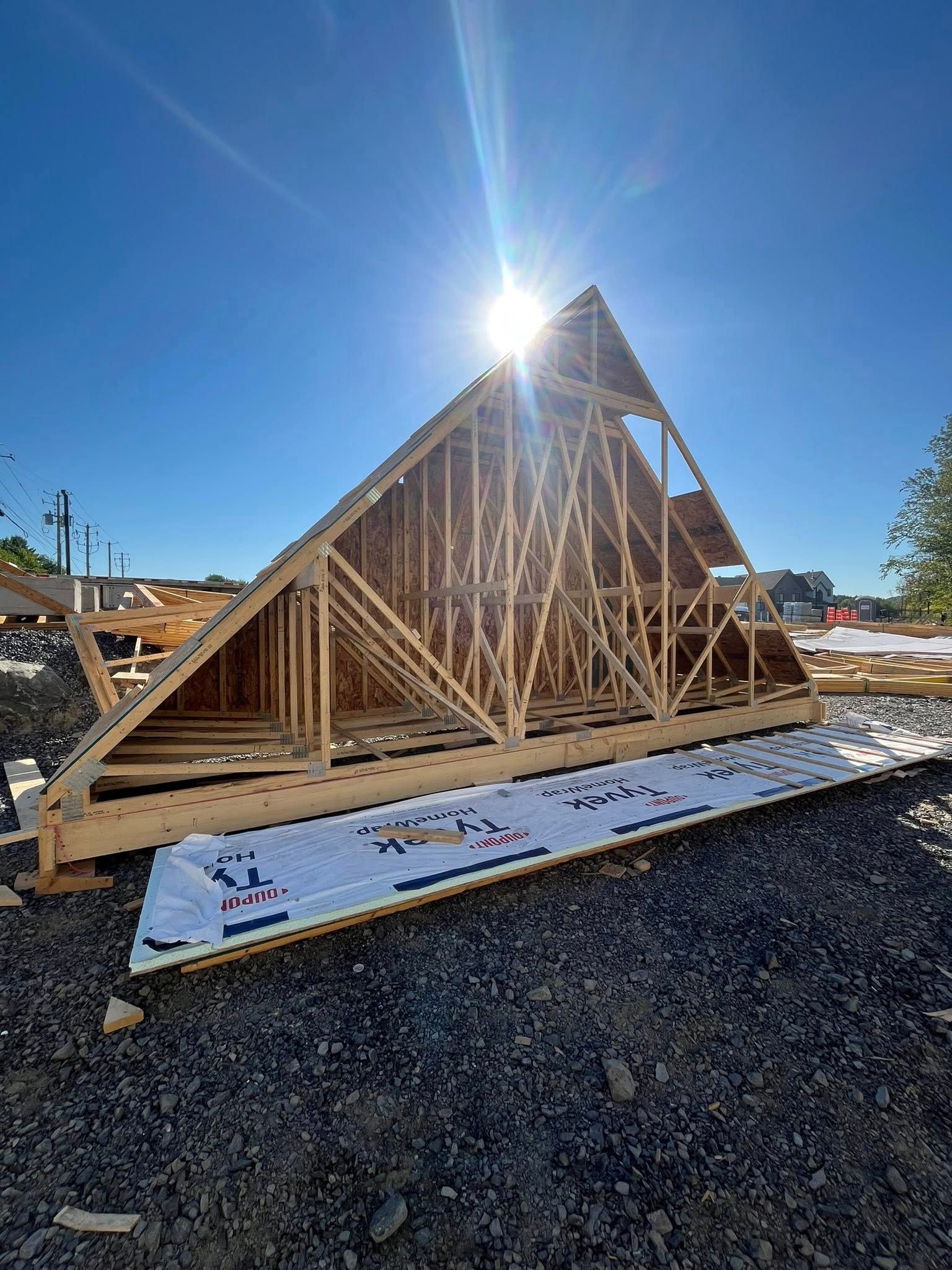 Charpente en bois se détachant sur un ciel bleu éclatant ensoleillé. Chantier.