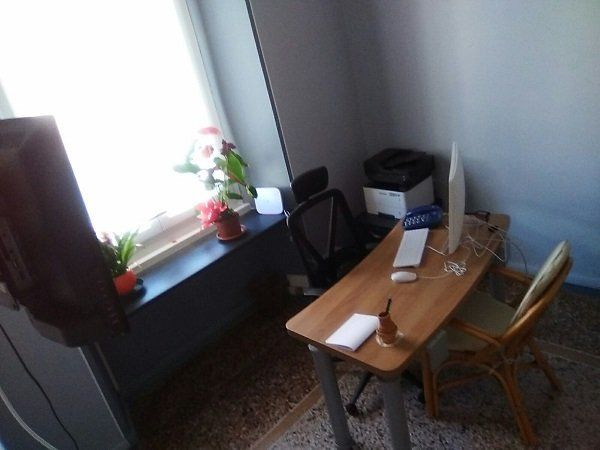 scrivania in una stanza
