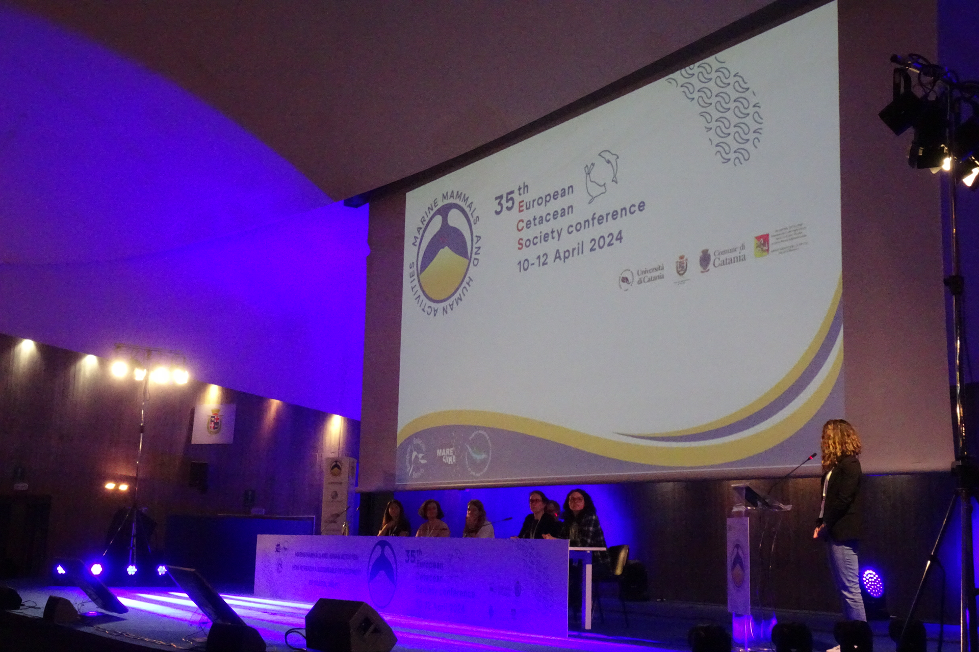 Palco della conferenza sui cetacei