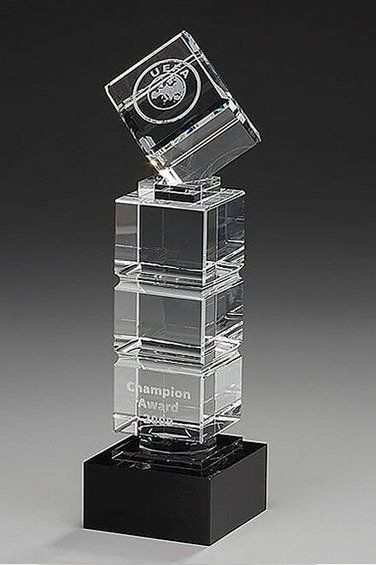 trophée transparent avec cube en suspension
