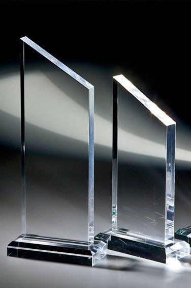 deux trophées transparents