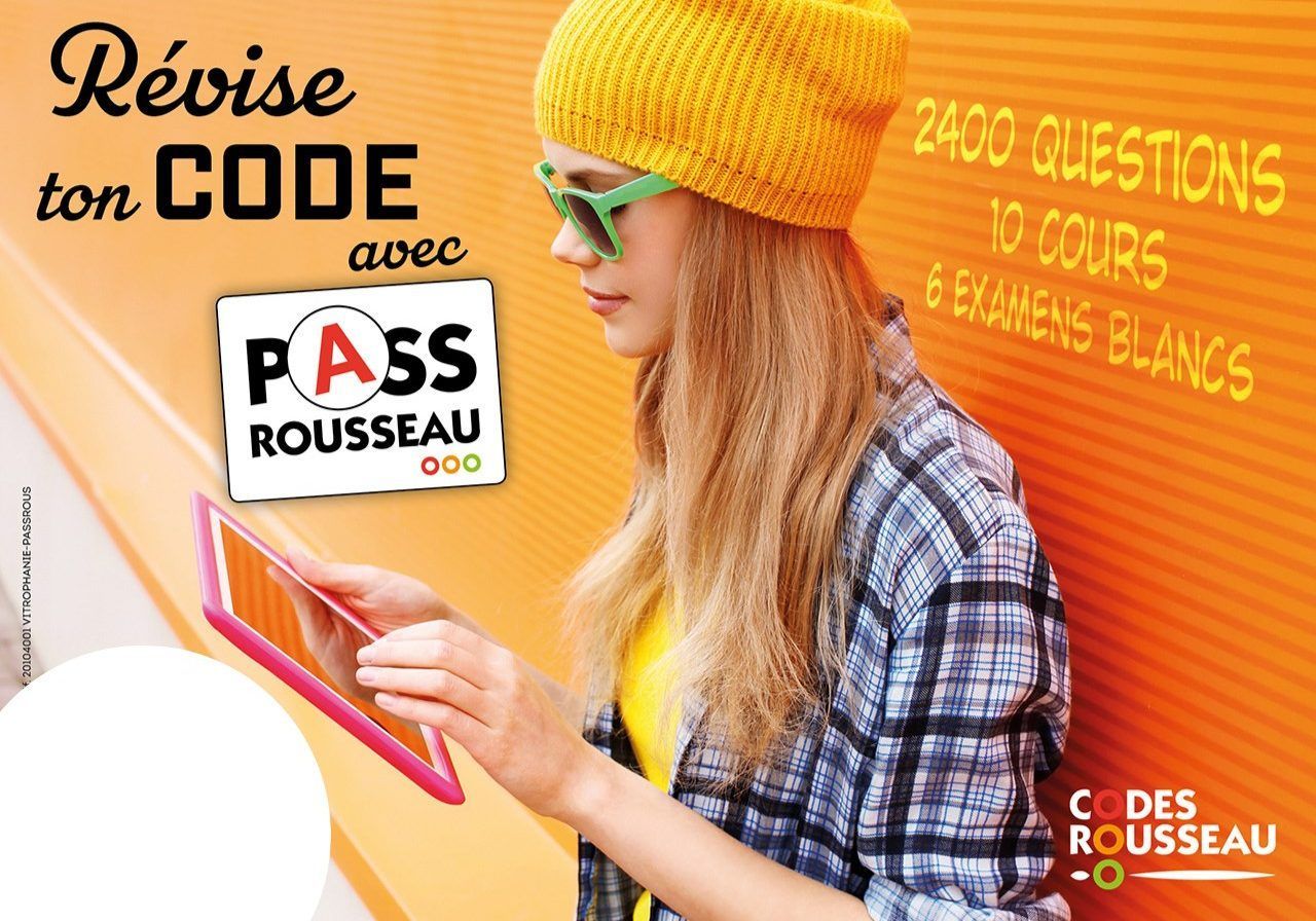 Une femme portant un chapeau jaune et des lunettes de soleil regarde une tablette.