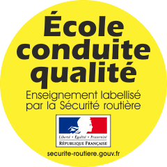 Un panneau jaune qui dit école conduite qualité
