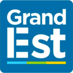 Le logo de grand est est un carré bleu avec des lettres blanches.