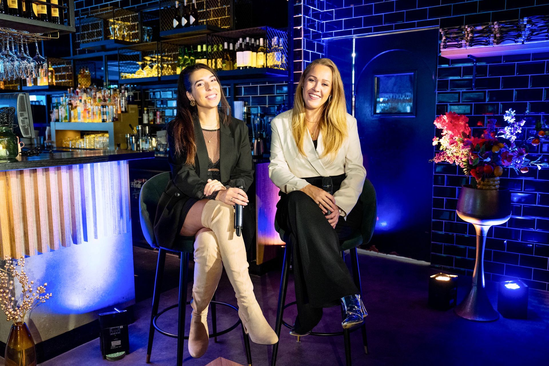 Zangduo Remedy treedt op op een buitenfestival, met publiek dat danst en meezingt voor het podium.