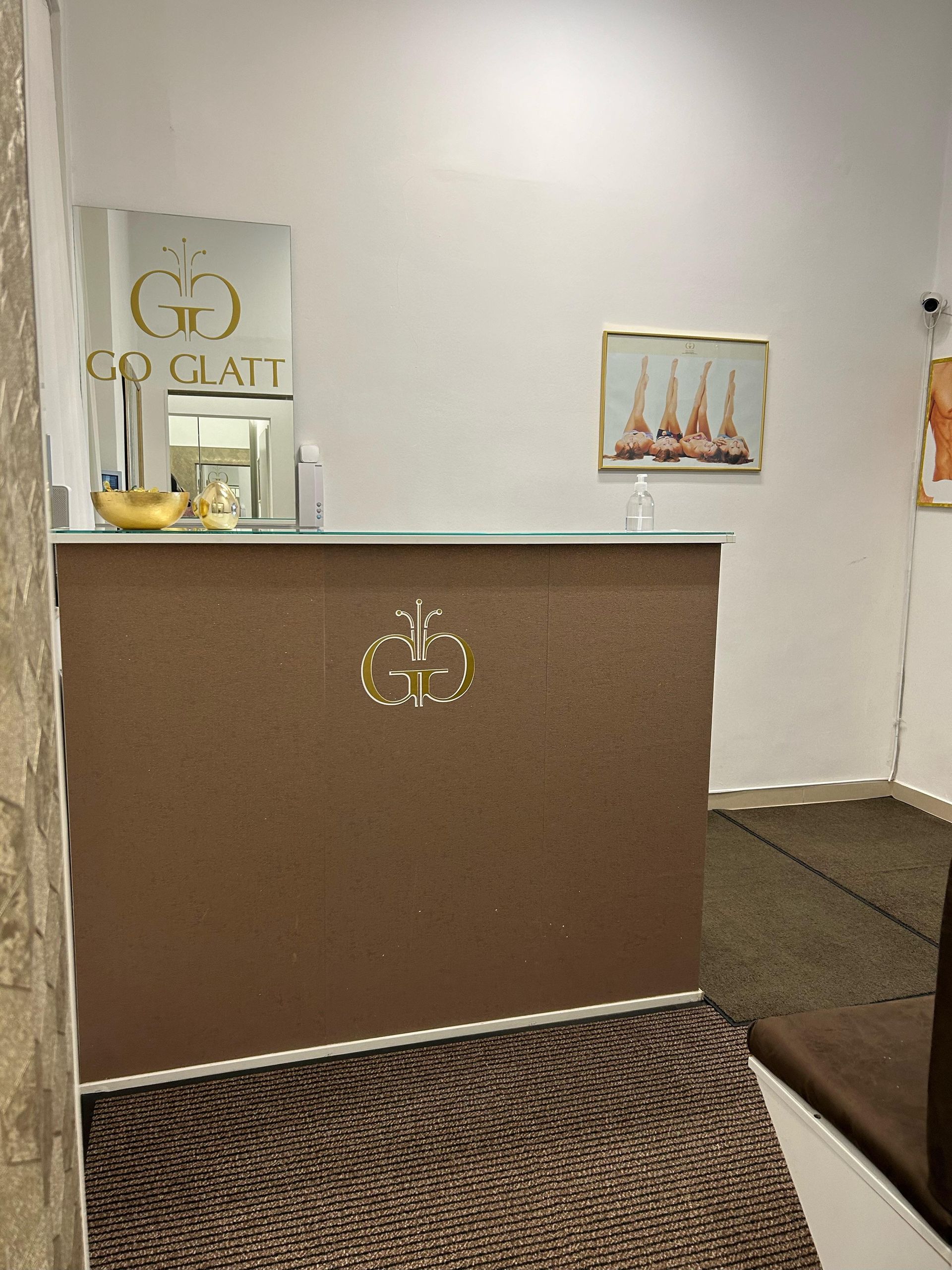 Eine braune Theke in einem Raum mit der Aufschrift „Los“ darauf