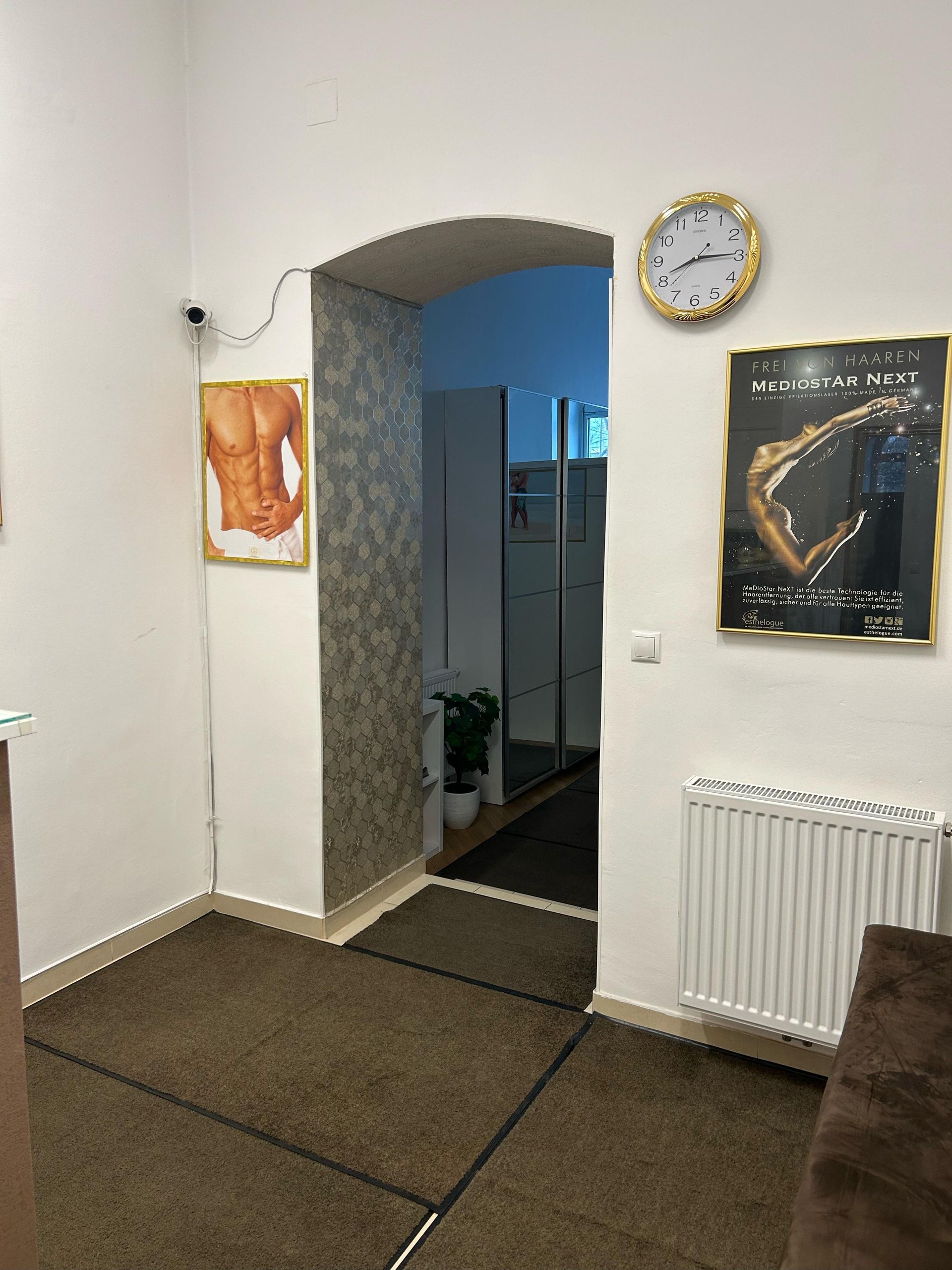 Ein Zimmer mit einer Uhr und einem Bild an der Wand.