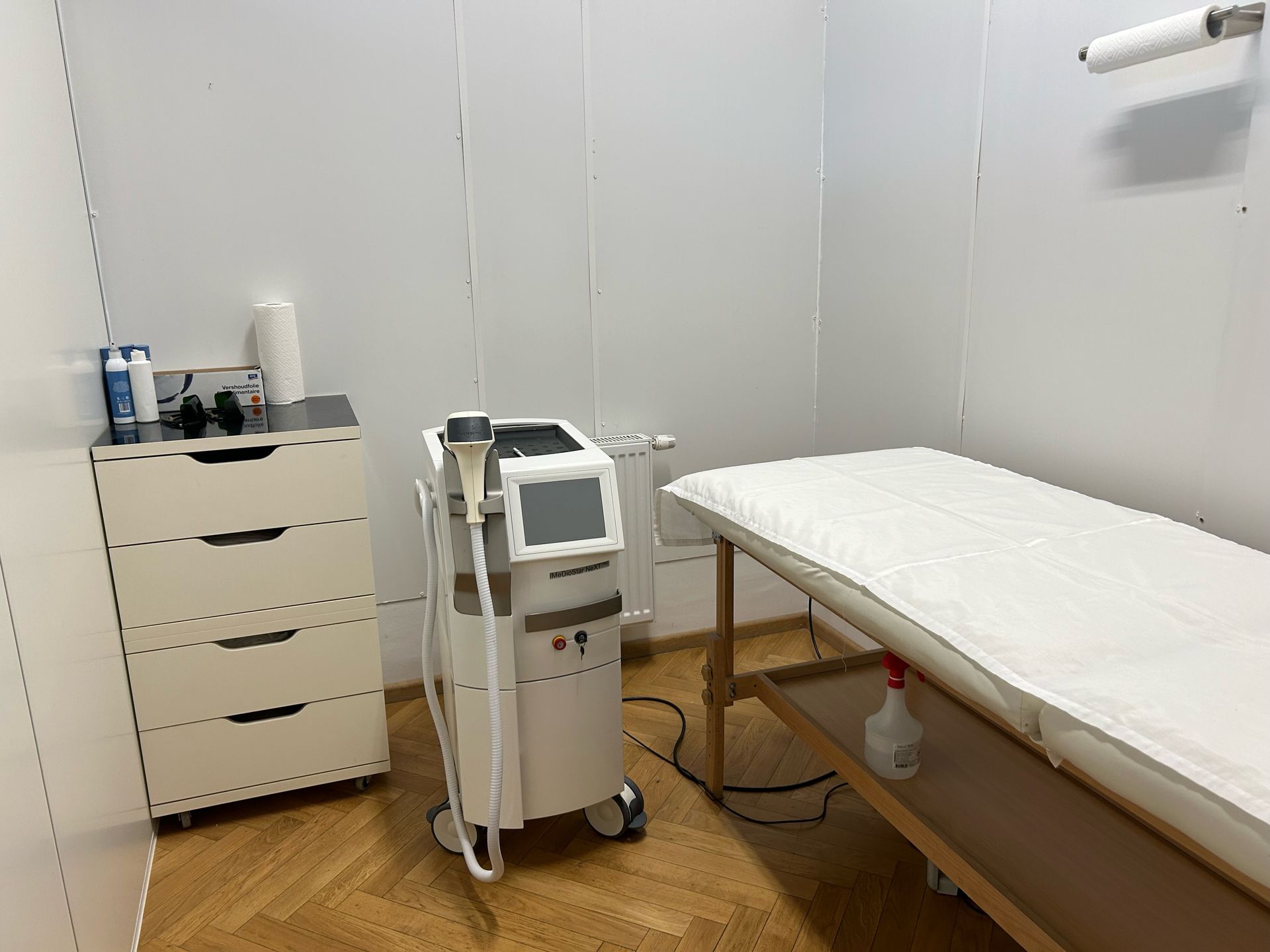 Ein Zimmer mit einem Bett und einer Maschine darin.