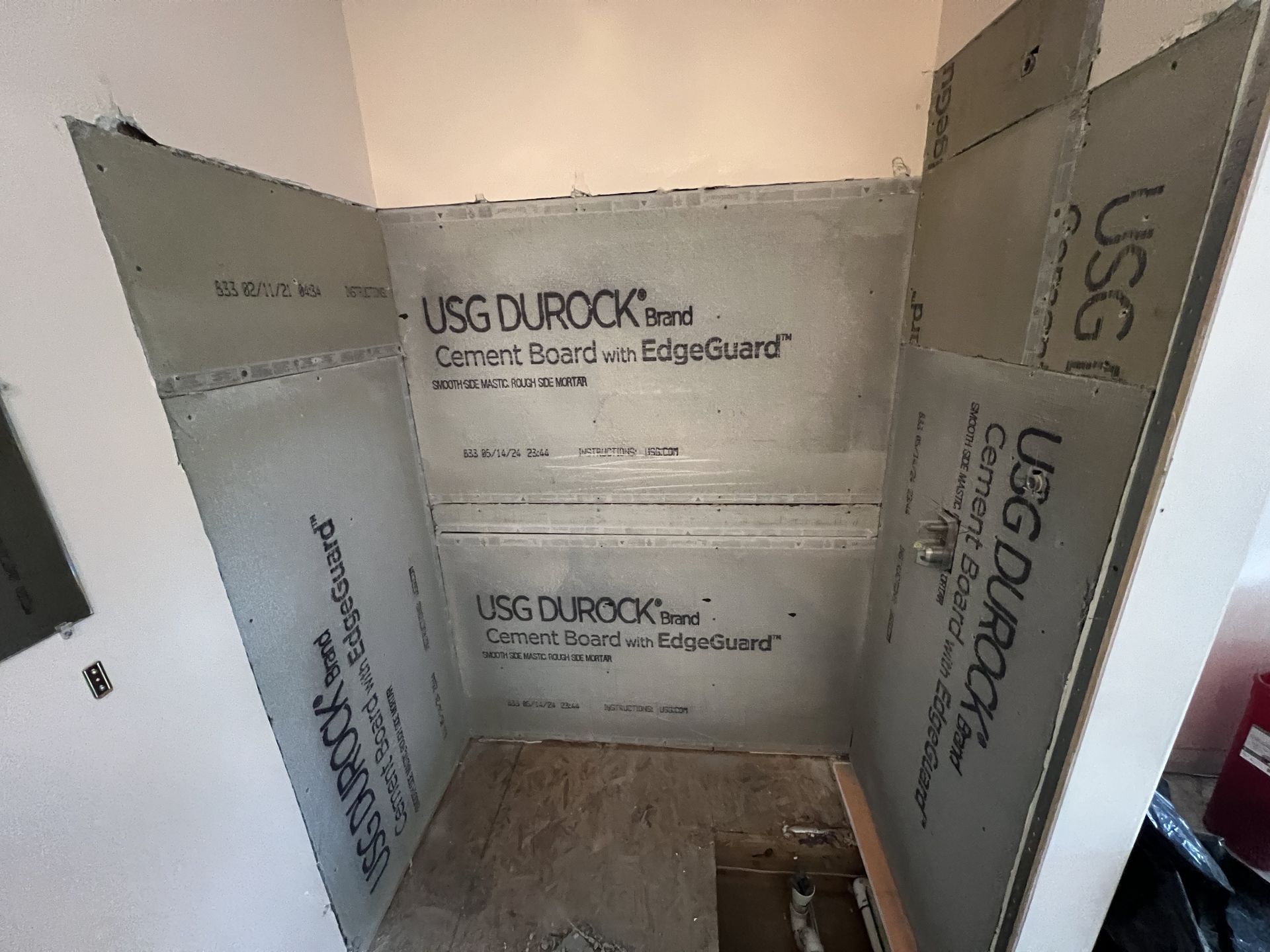 A room with a lot of usg durock boards on the wall