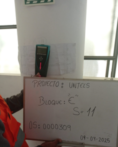 Una persona que sostiene una pizarra blanca que dice 