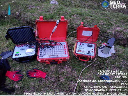 Un par de cajas colocadas encima de un campo cubierto de hierba.