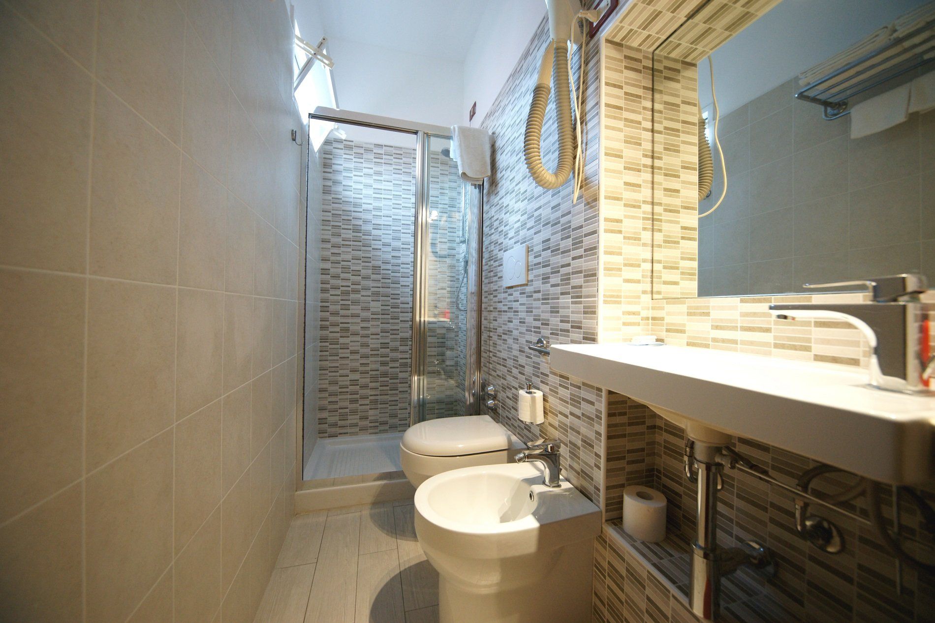 full-comfort hotel room bathroom