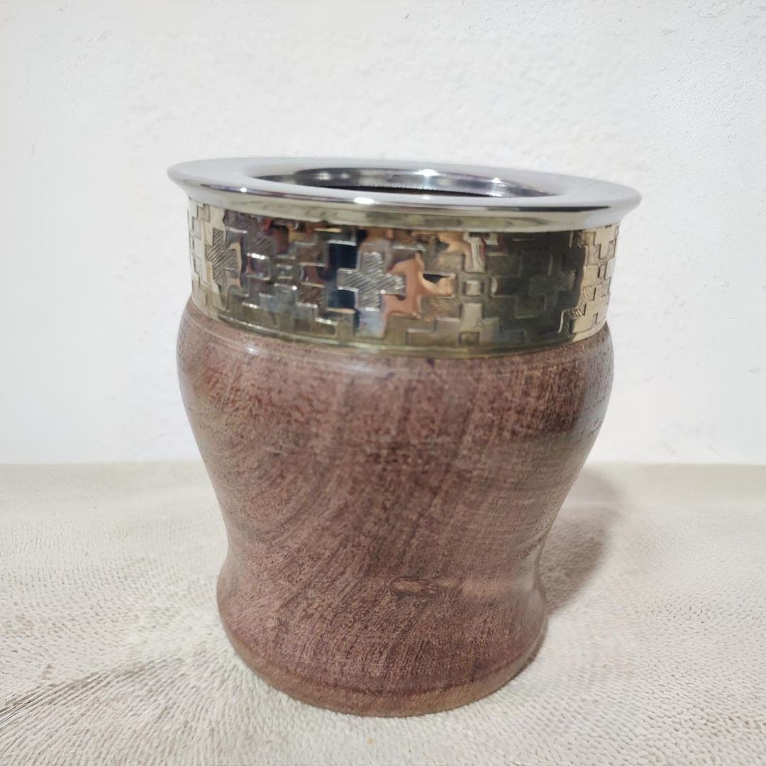 Mate de madera con detalle de metal.