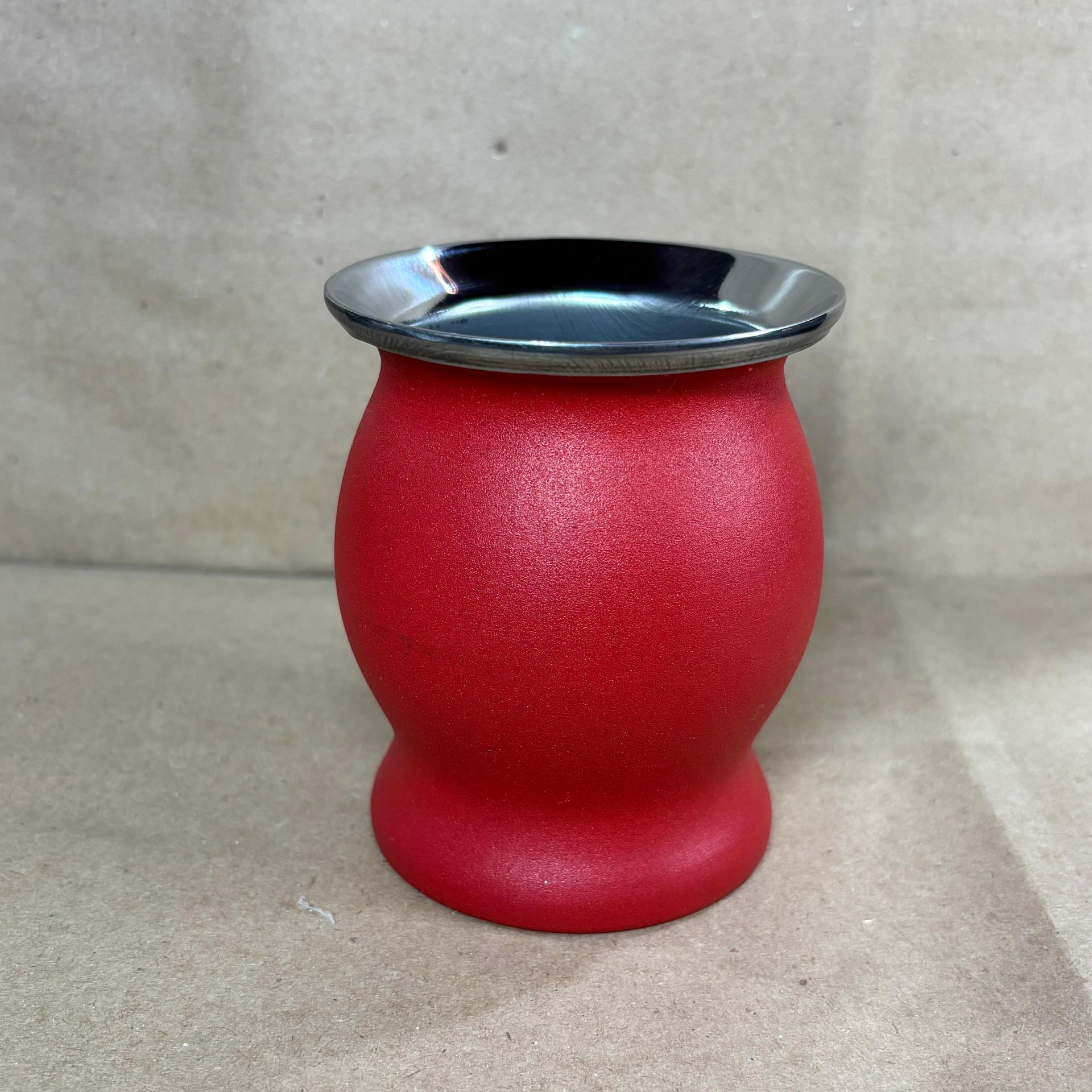 Calabaza para yerba mate de color rojo y borde plateado.
