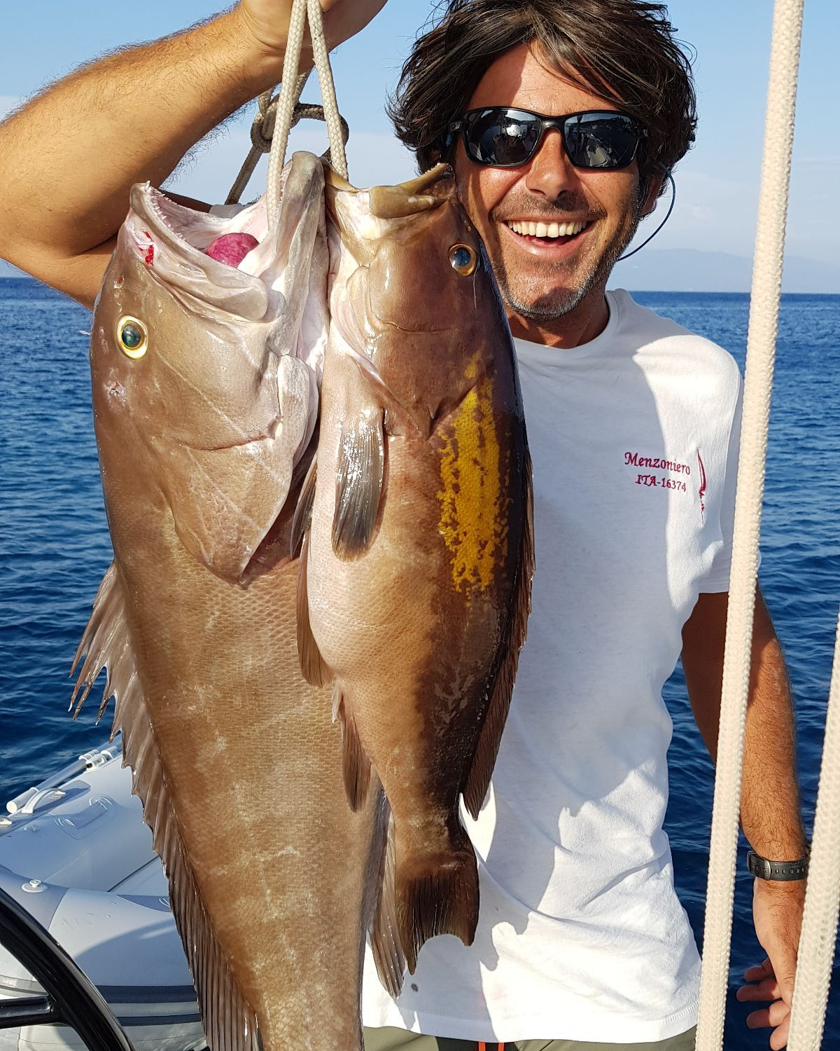 ospite con pesce appena pescato