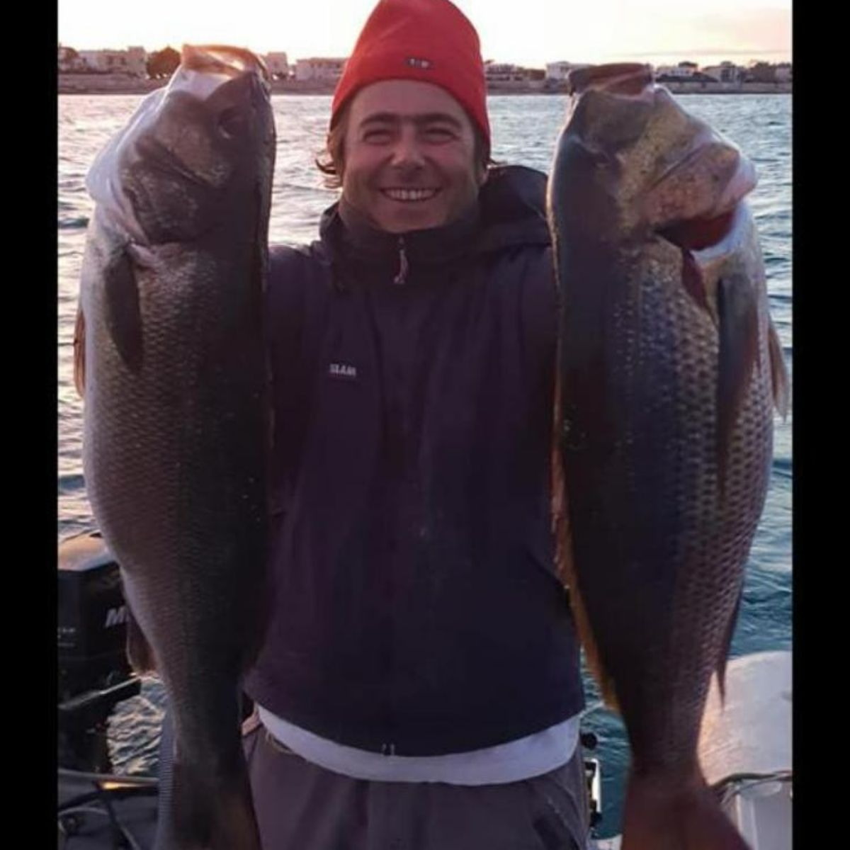 ospite con pesci appena pescati