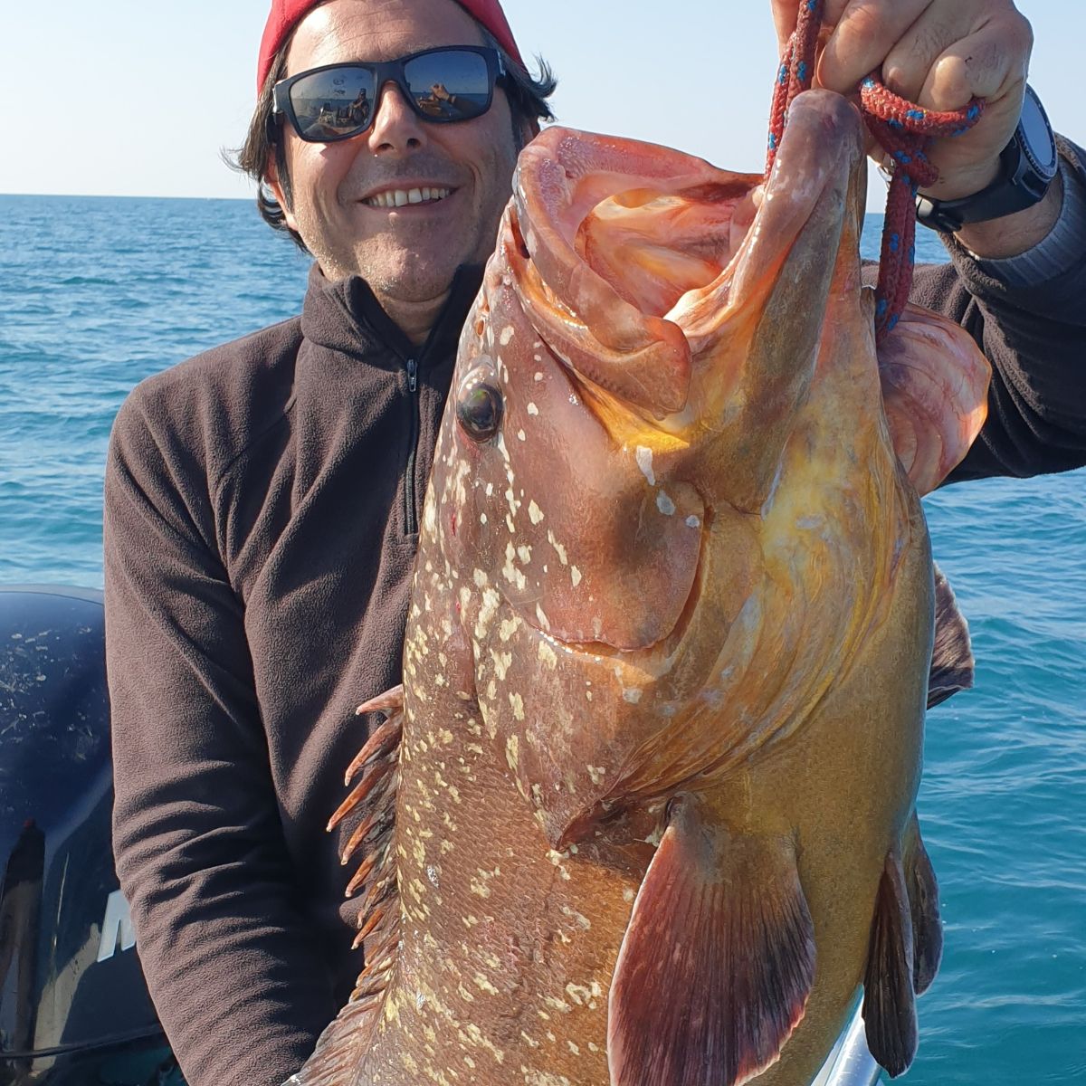 turista con pesce appena pescato